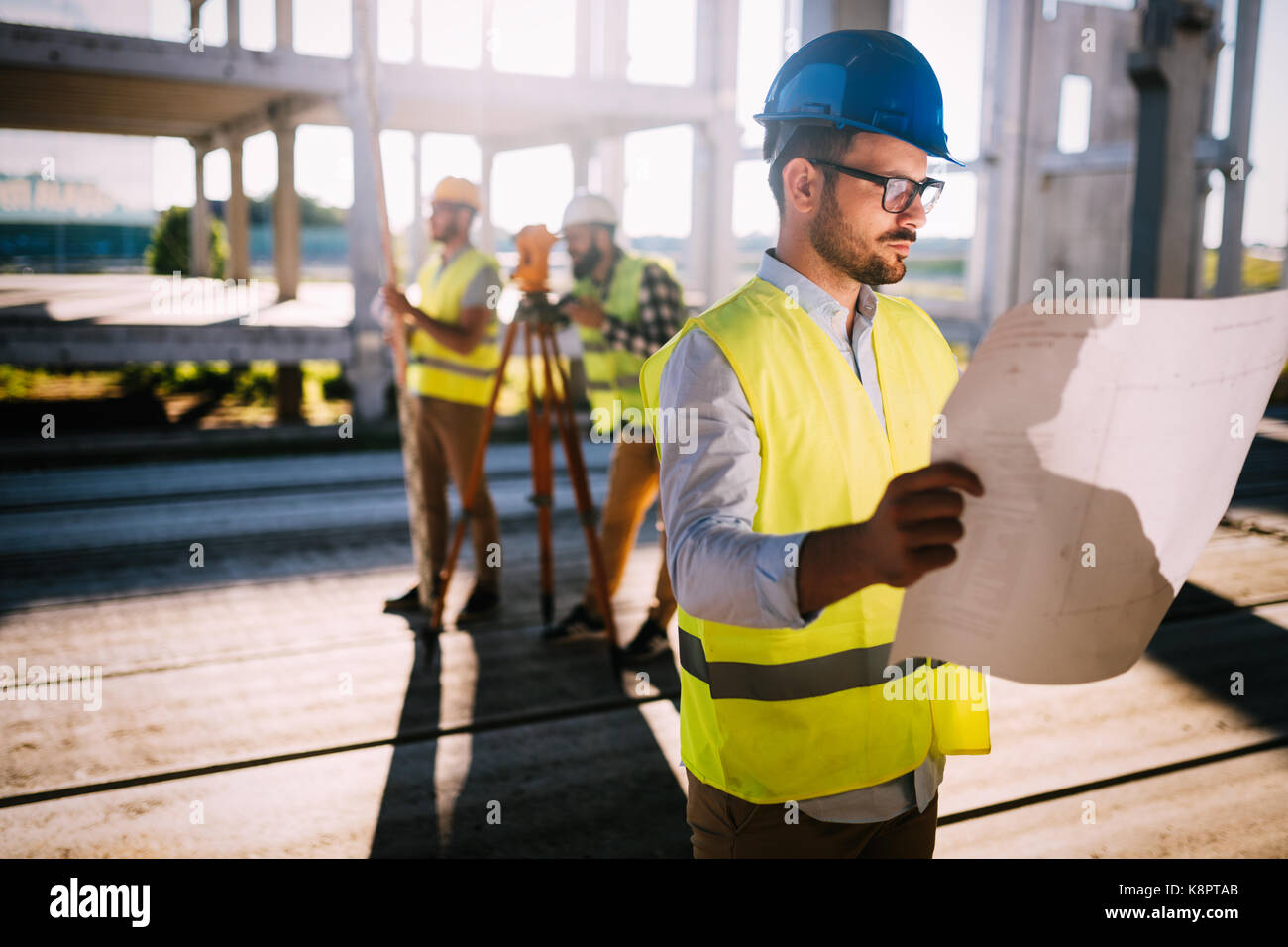 Foto di costruzione ingegnere di lavoro sul sito di costruzione Foto Stock