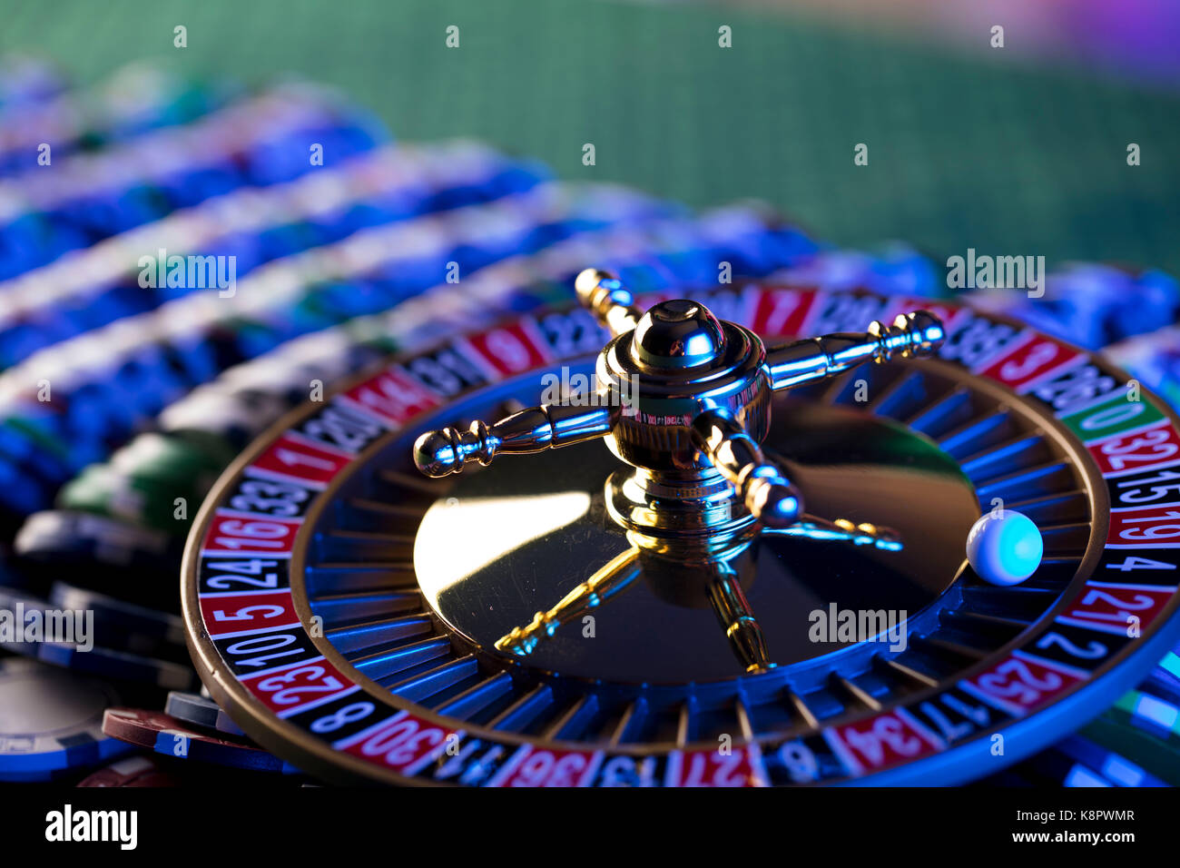Casino tema. roulette e pile di chips. Foto Stock