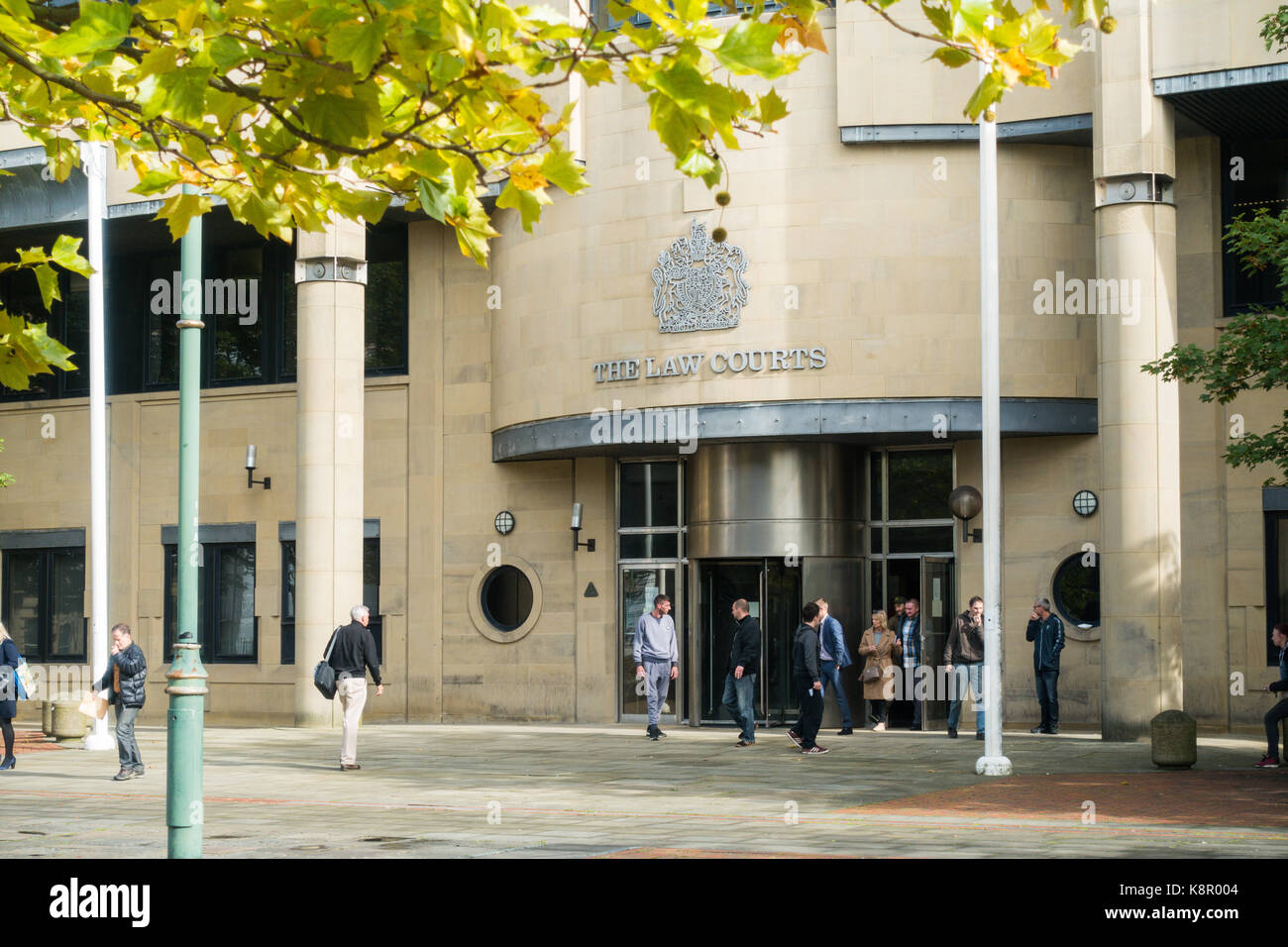 Esterno dell'edificio Bradford Crown Court a Bradford, Regno Unito, con facciata in arenaria, ingresso curvo con stemma reale e cartello Law Courts. Foto Stock
