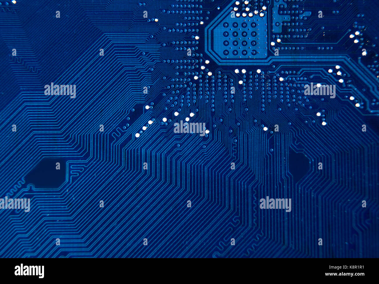 Circuito blu sullo sfondo della scheda della scheda madre del computer. Foto Stock