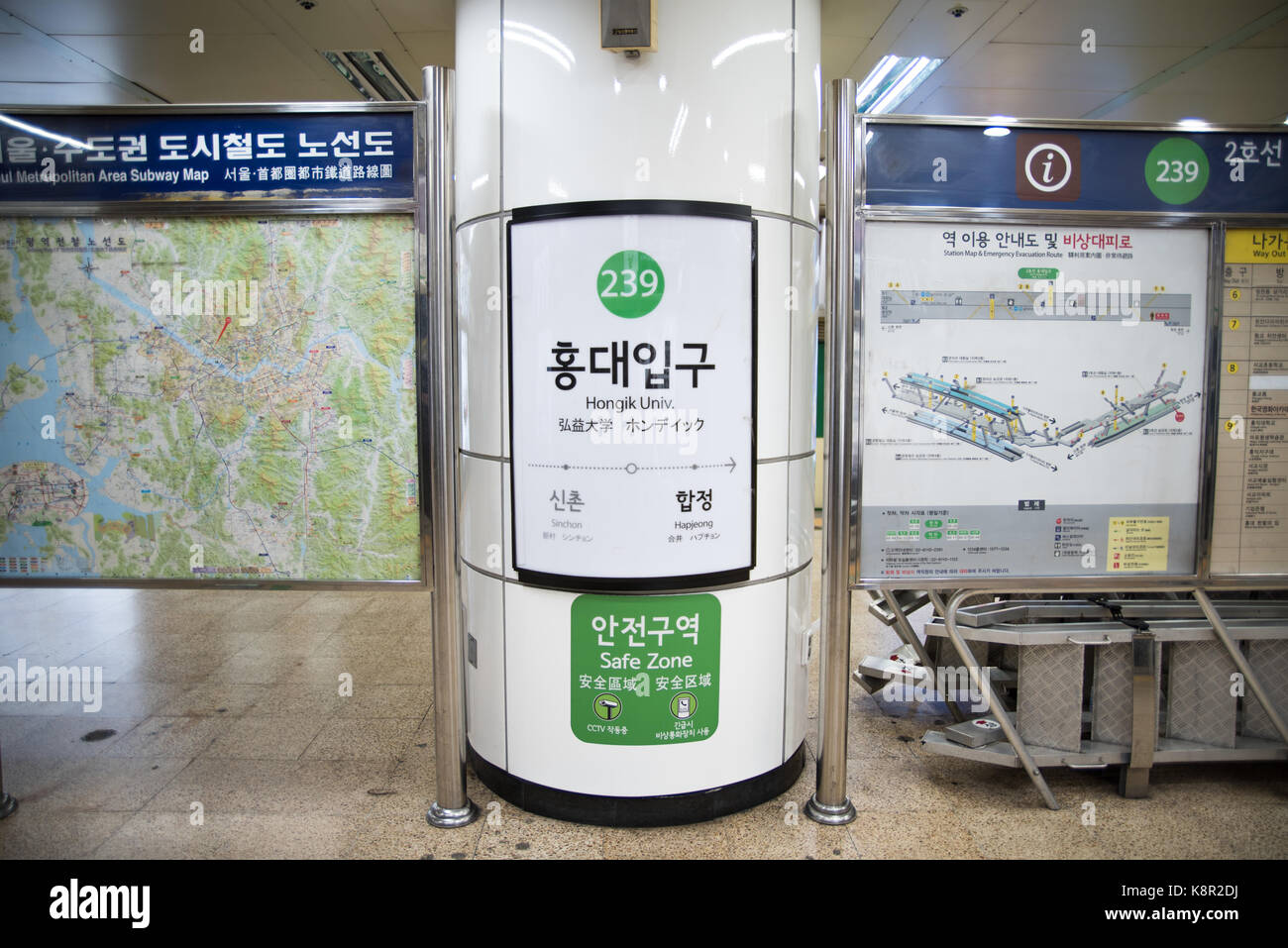 Hongdae(hongik university) stazione metropolitana segno. seoul metropolitan area mappa della metropolitana e la stazione mappa & evacuazione di emergenza rotta. Foto Stock