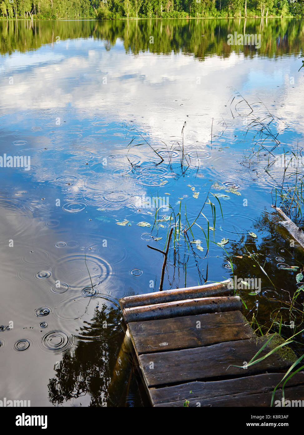 La riflessione del cielo in acqua dalle rive di un bellissimo lago Foto Stock