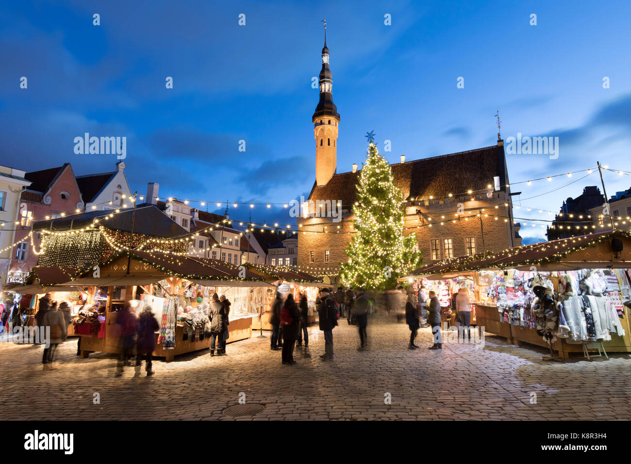 Mercatino di Natale in piazza del municipio (Raekoja plats) e il municipio, la città vecchia di Tallinn, Estonia, europa Foto Stock