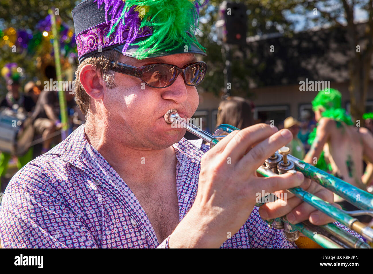 Seattle, WA - giugno 22, 2013: un musicista non identificato con un cappello piumato e occhiali da sole suona la tromba come parte di honkfest in Fremont estate Foto Stock