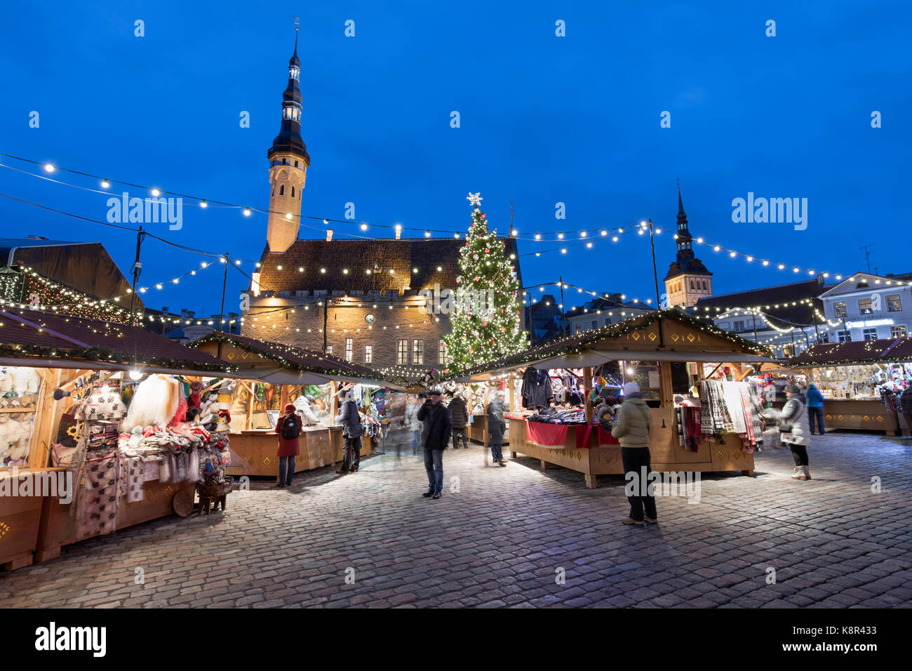 Mercatino di Natale in piazza del municipio (Raekoja plats) e il municipio, la città vecchia di Tallinn, Estonia, europa Foto Stock
