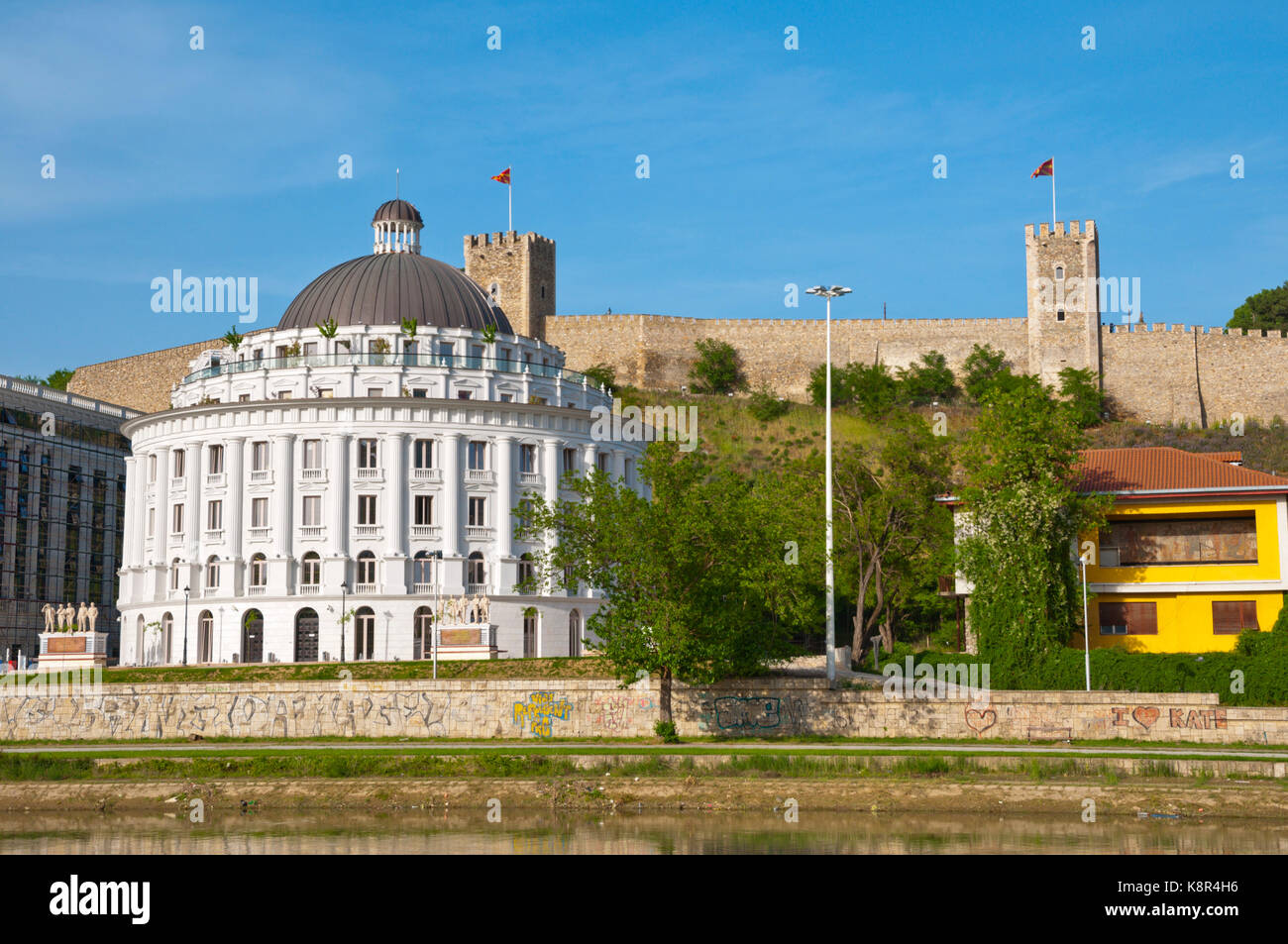 La gestione dell'acqua Edificio, parte di Skopje 2014 progetto, sotto la fortezza Kale, Skopje, Macedonia Foto Stock