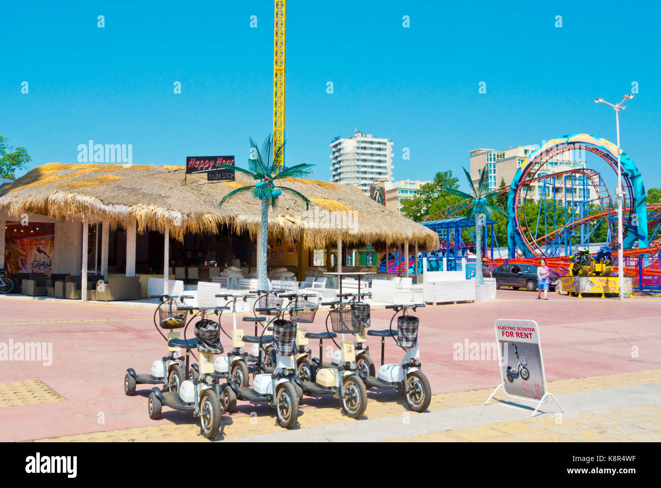 Scooter elettrici per affittare, lungomare spiaggia soleggiata, Bulgaria Foto Stock