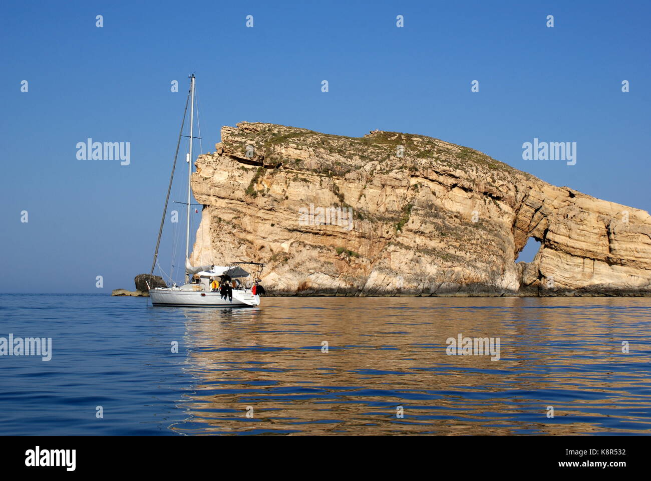 Sailing yacht ancorati davanti la roccia del fungo, Dwejra Bay, San Lawrenz, Gozo, Arcipelago Maltese Foto Stock