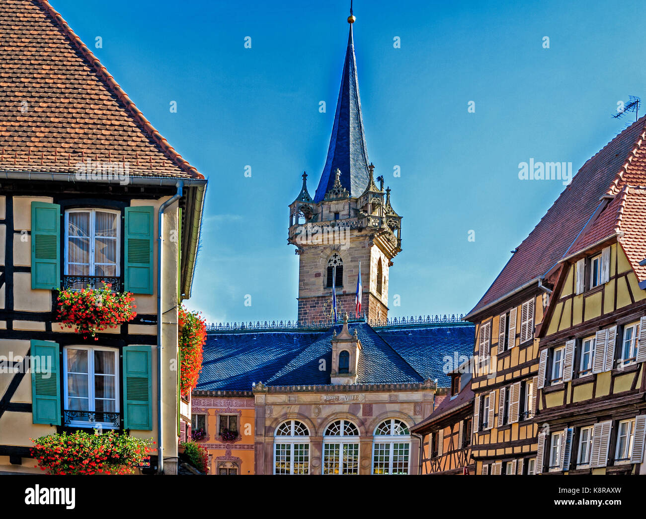 Il pittoresco mercato di Obernai, una pittoresca cittadina nei pressi di Strasburgo, Alsazia, Francia Foto Stock