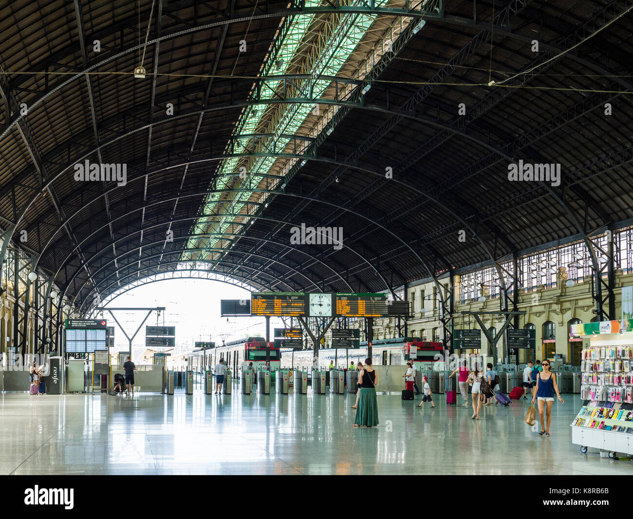 Atrio principale e le piattaforme all'interno estacio del nord stazione ferroviaria, valencia, Spagna, Europa Foto Stock