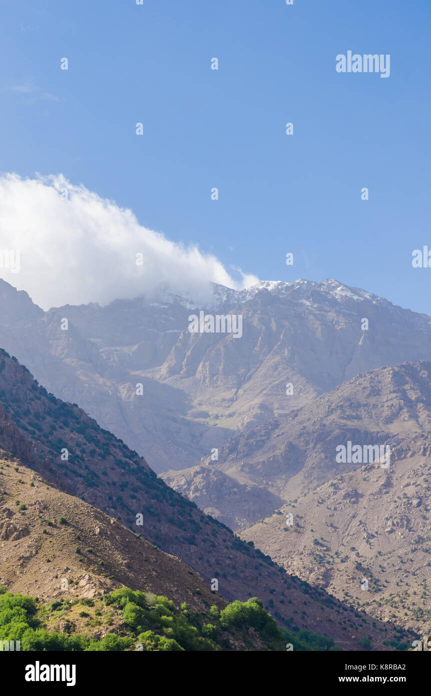 Vista sul jebel toubkal nell'Alto Atlante, il picco più alto in nord Africa e il mondo arabo, Marocco, Africa del nord Foto Stock