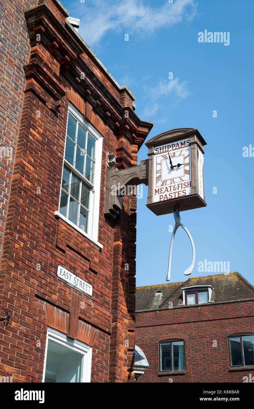 Un vecchio orologio sponsorizzato da shippams, an\u200b cibo inglese marca,  sull'esterno di un edificio in East street, Chichester, West Sussex, in  Inghilterra, Regno Unito Foto stock - Alamy