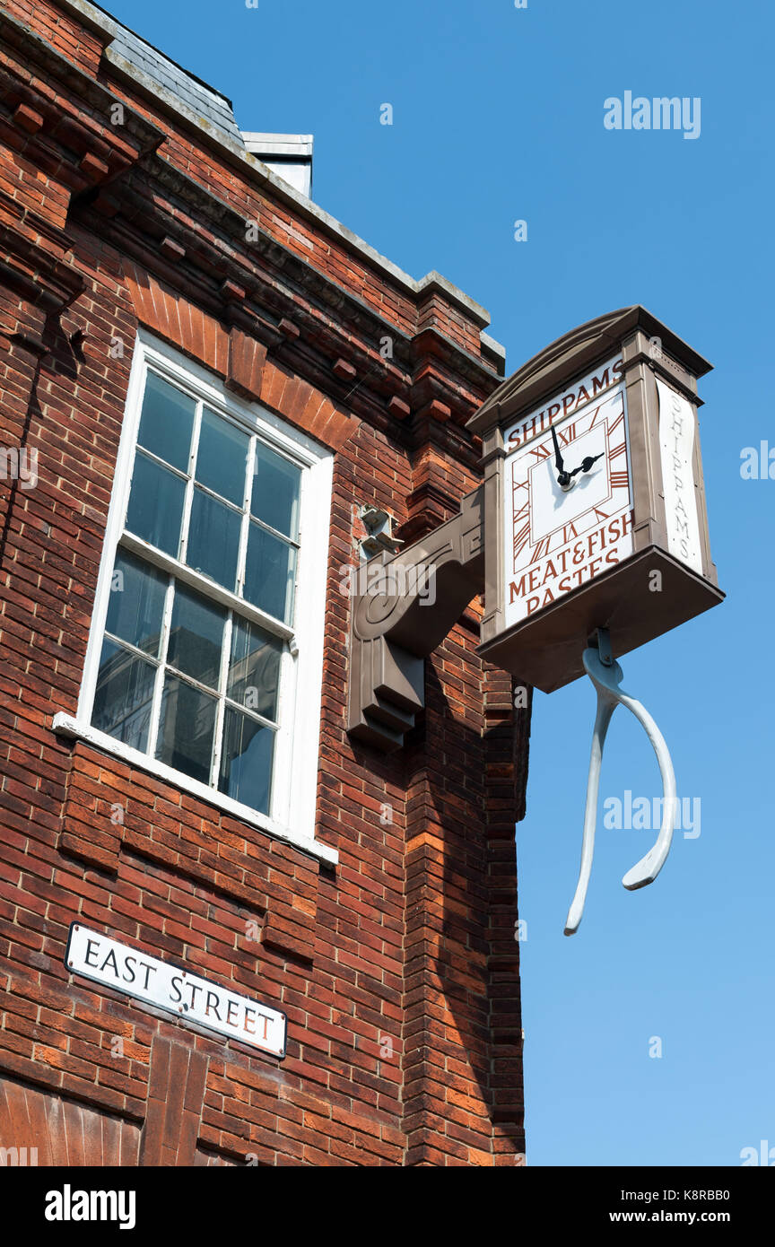 Un vecchio orologio sponsorizzato da shippams, an\u200b cibo inglese marca,  sull'esterno di un edificio in East street, Chichester, West Sussex, in  Inghilterra, Regno Unito Foto stock - Alamy