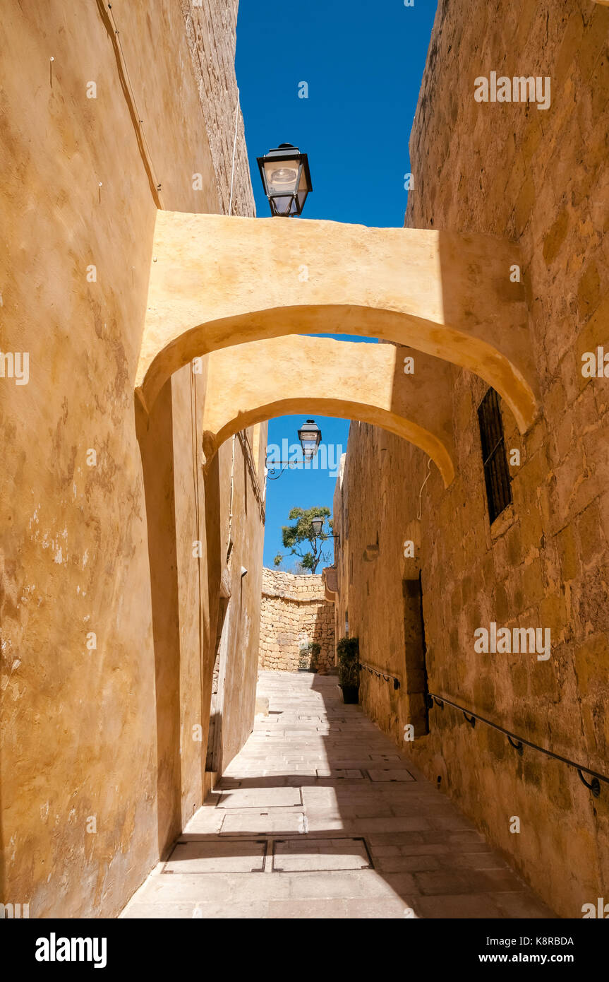 Strette strade medievali nella cittadella di Gozo, Malta Foto Stock