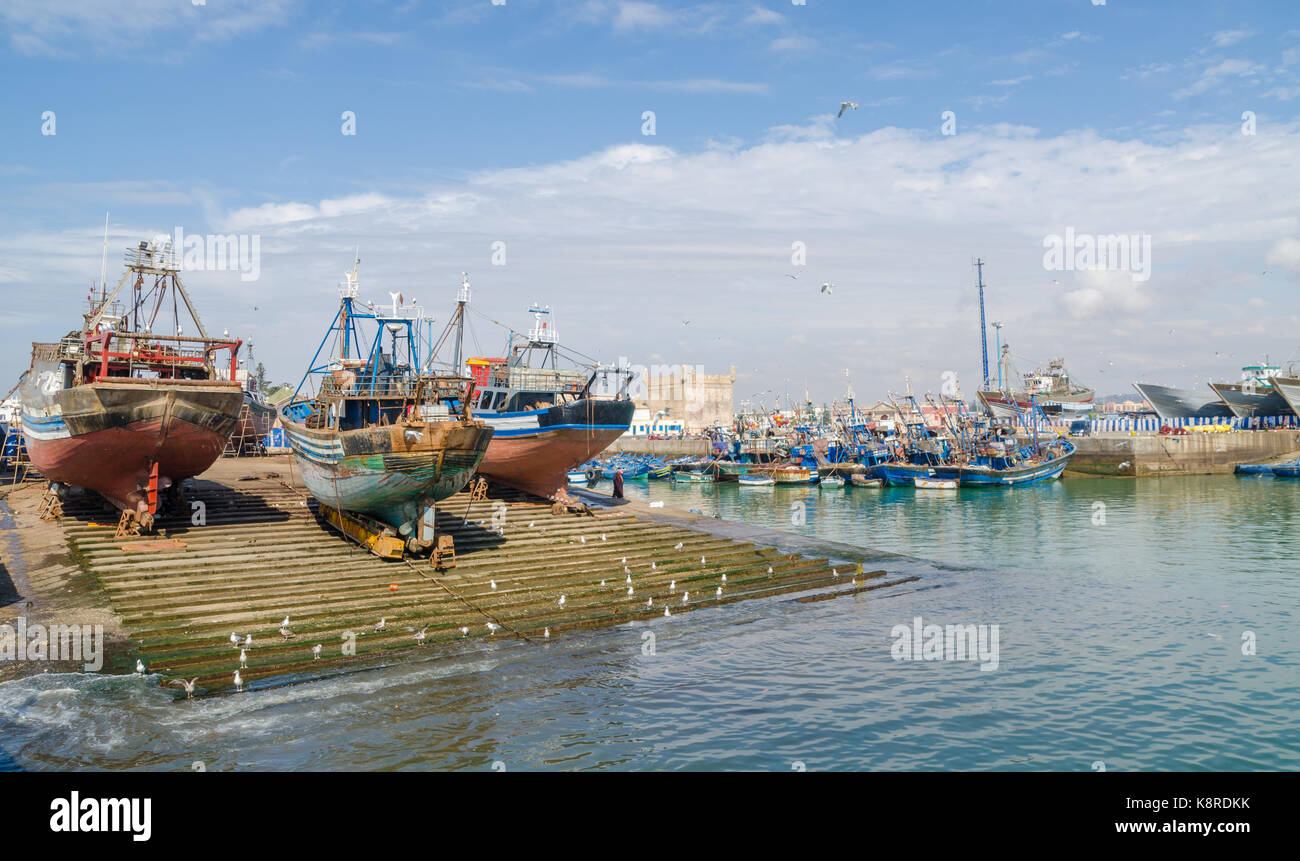 Grandi in legno barche da pesca ancorate sul bacino di carenaggio nel porto della città medievale Essaouira, Marocco, Africa del nord. Foto Stock