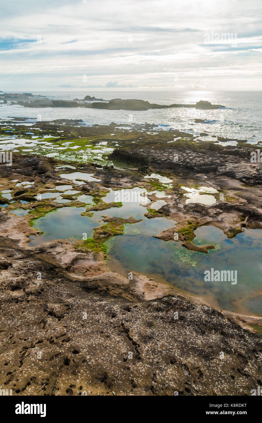 Bella ruvida linea di costa dell'Oceano Atlantico a Essaouira, Marocco, Africa del nord. Foto Stock