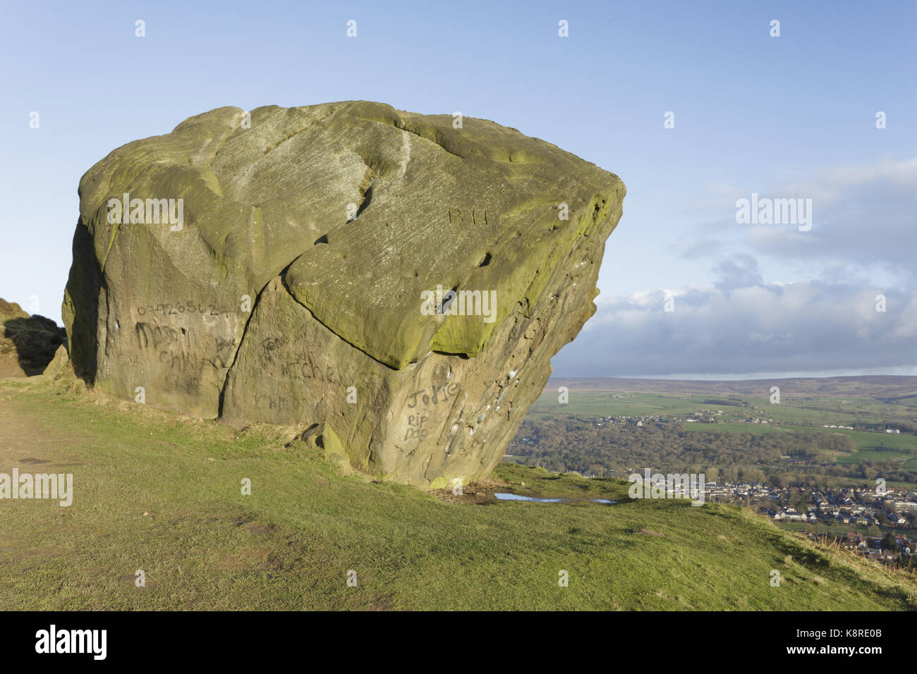 Rock noto come il vitello al latte di mucca e di rocce di vitello, Ilkley Moor (SSSI), rombalds moor, Ilkley, wharfedale, West Yorkshire, Inghilterra, marzo Foto Stock