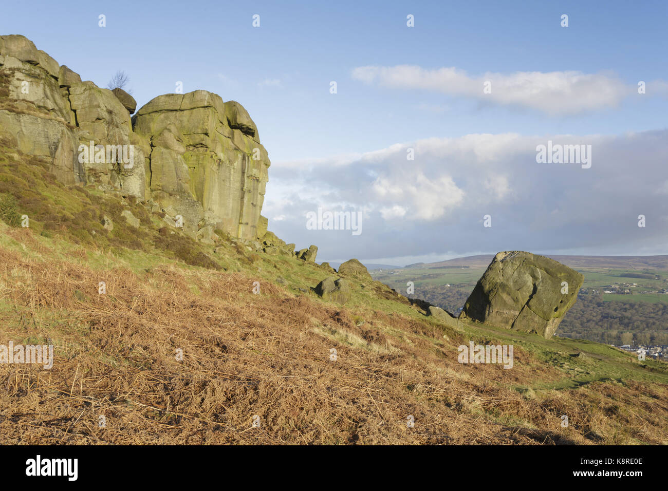 Vista del percorso di pietra, bracken e rocce sulla brughiera habitat, latte di mucca e di rocce di vitello, Ilkley Moor (SSSI), rombalds moor, Ilkley, wharfedale, West Yorkshire, Foto Stock