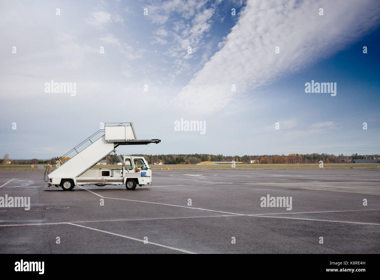 Passerella mobile sulla pista in aeroporto Foto Stock