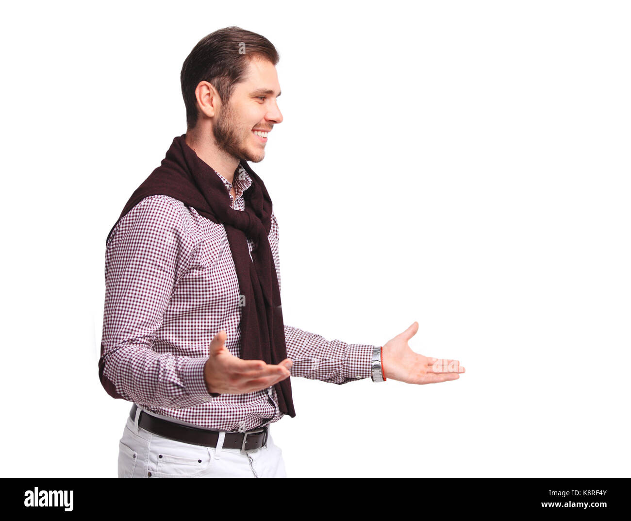 Sorridenti giovane uomo presentando e mostrando il tuo testo o il prodotto isolato su bianco Foto Stock