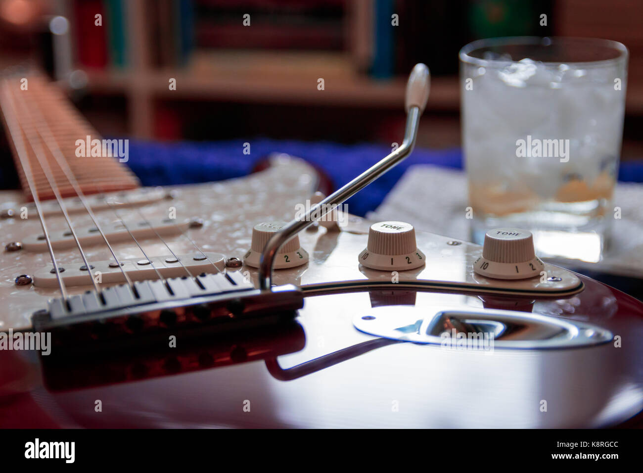 Close up di un marrone rossiccio Fender stratocaster con cocktail Foto Stock