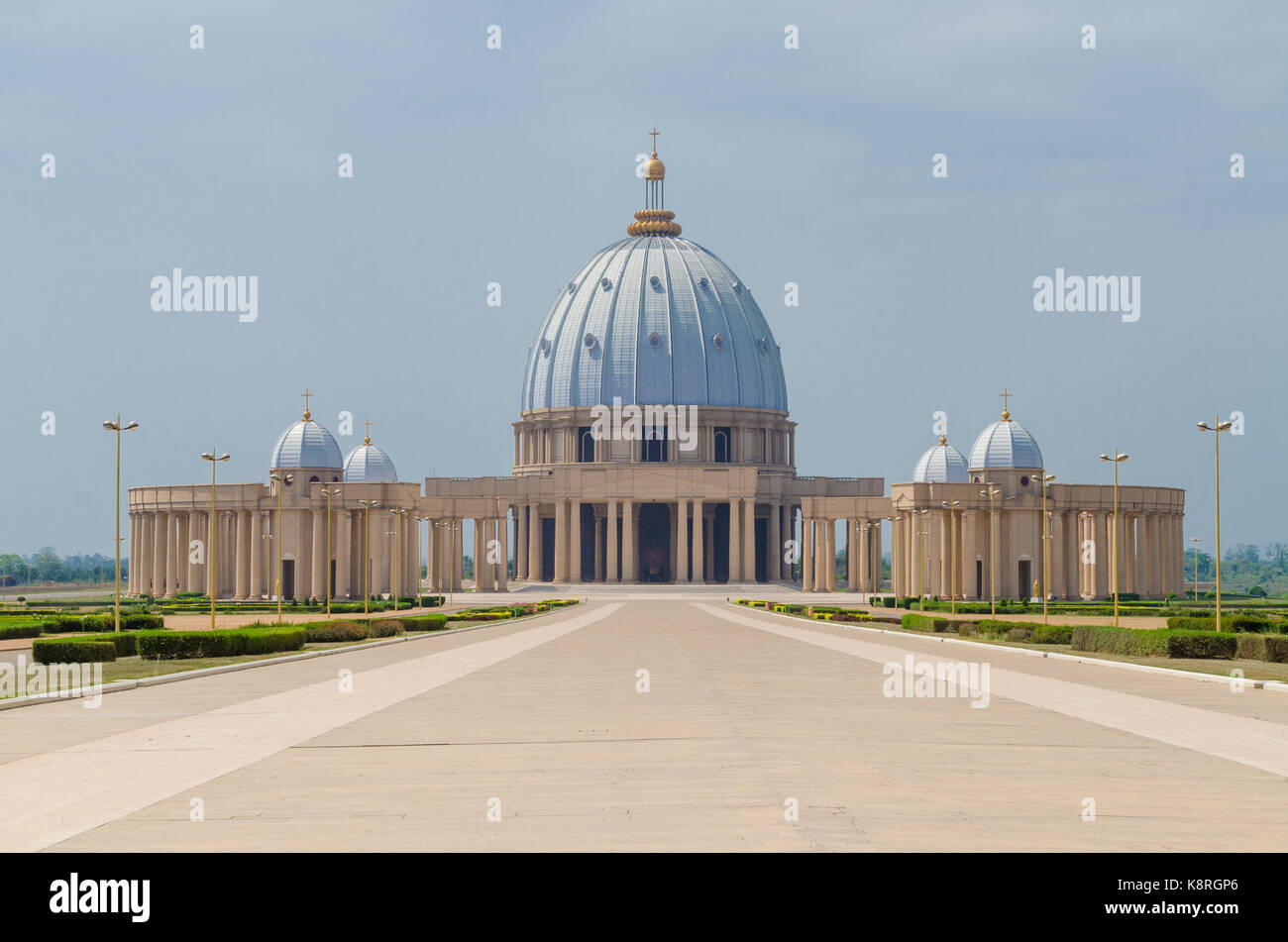 Il famoso punto di riferimento la basilica di Nostra Signora della Pace, a battere i record di luogo di culto cristiano, a Yamoussoukro, in Costa d'Avorio, in Africa occidentale. Foto Stock