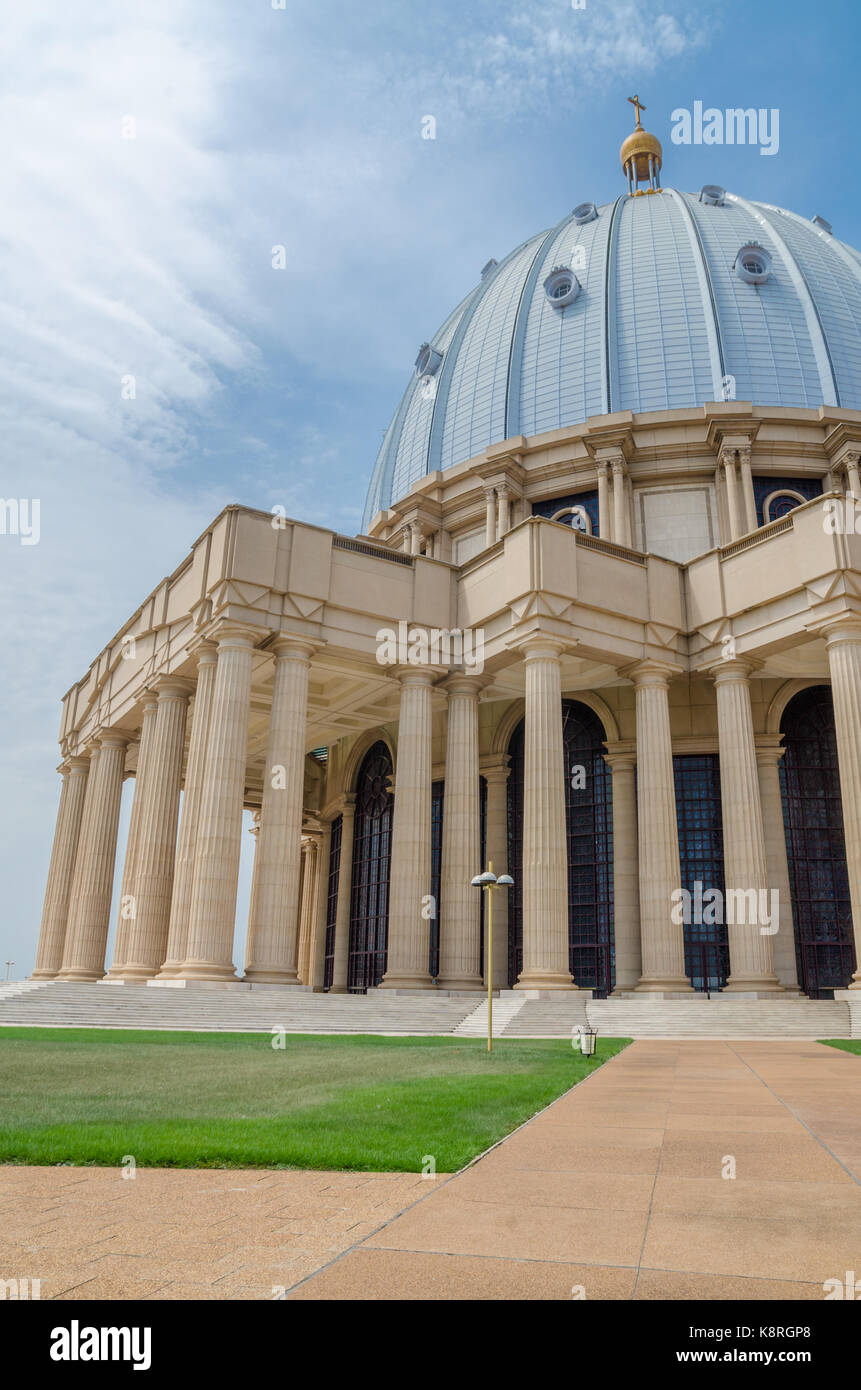Il famoso punto di riferimento la basilica di Nostra Signora della Pace, a battere i record di luogo di culto cristiano, a Yamoussoukro, in Costa d'Avorio, in Africa occidentale. Foto Stock