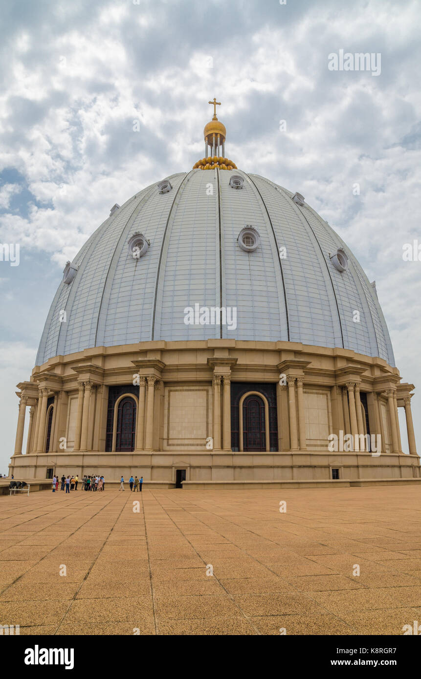 Il famoso punto di riferimento la basilica di Nostra Signora della Pace, a battere i record di luogo di culto cristiano, a Yamoussoukro, in Costa d'Avorio, in Africa occidentale. Foto Stock