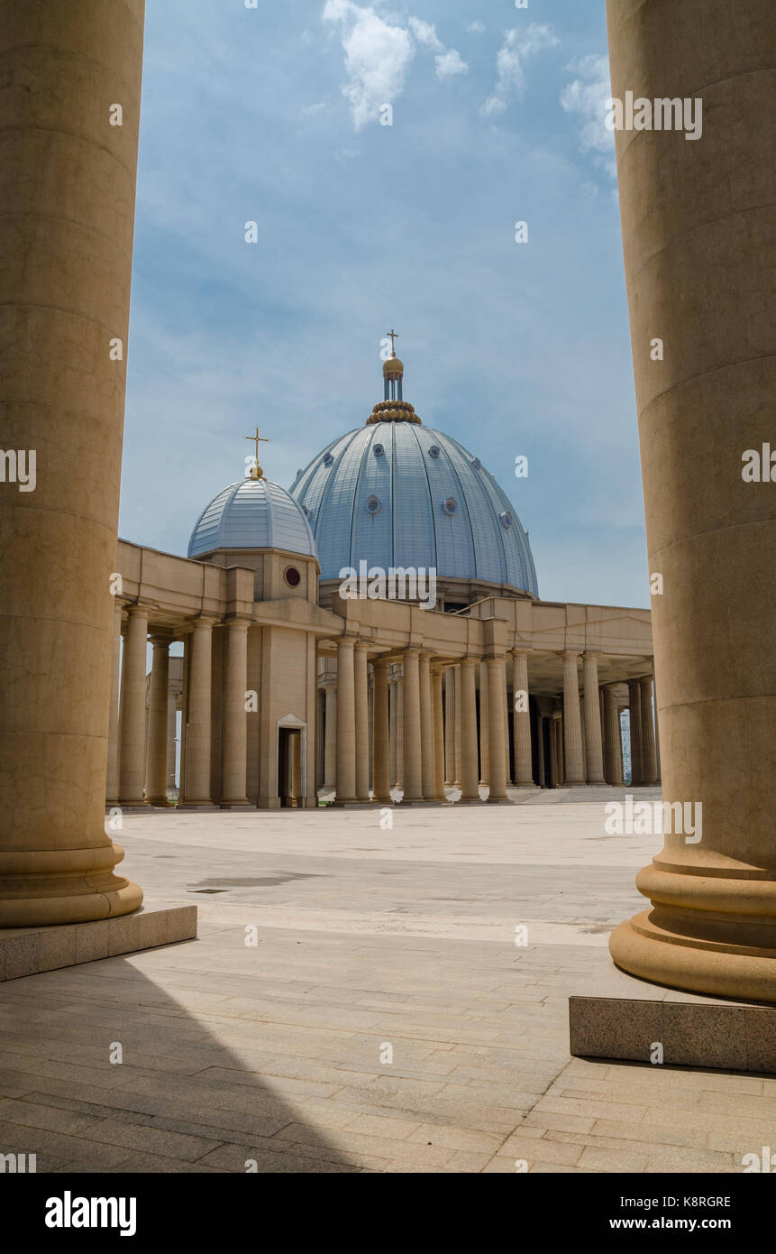 Il famoso punto di riferimento la basilica di Nostra Signora della Pace, a battere i record di luogo di culto cristiano, a Yamoussoukro, in Costa d'Avorio, in Africa occidentale. Foto Stock