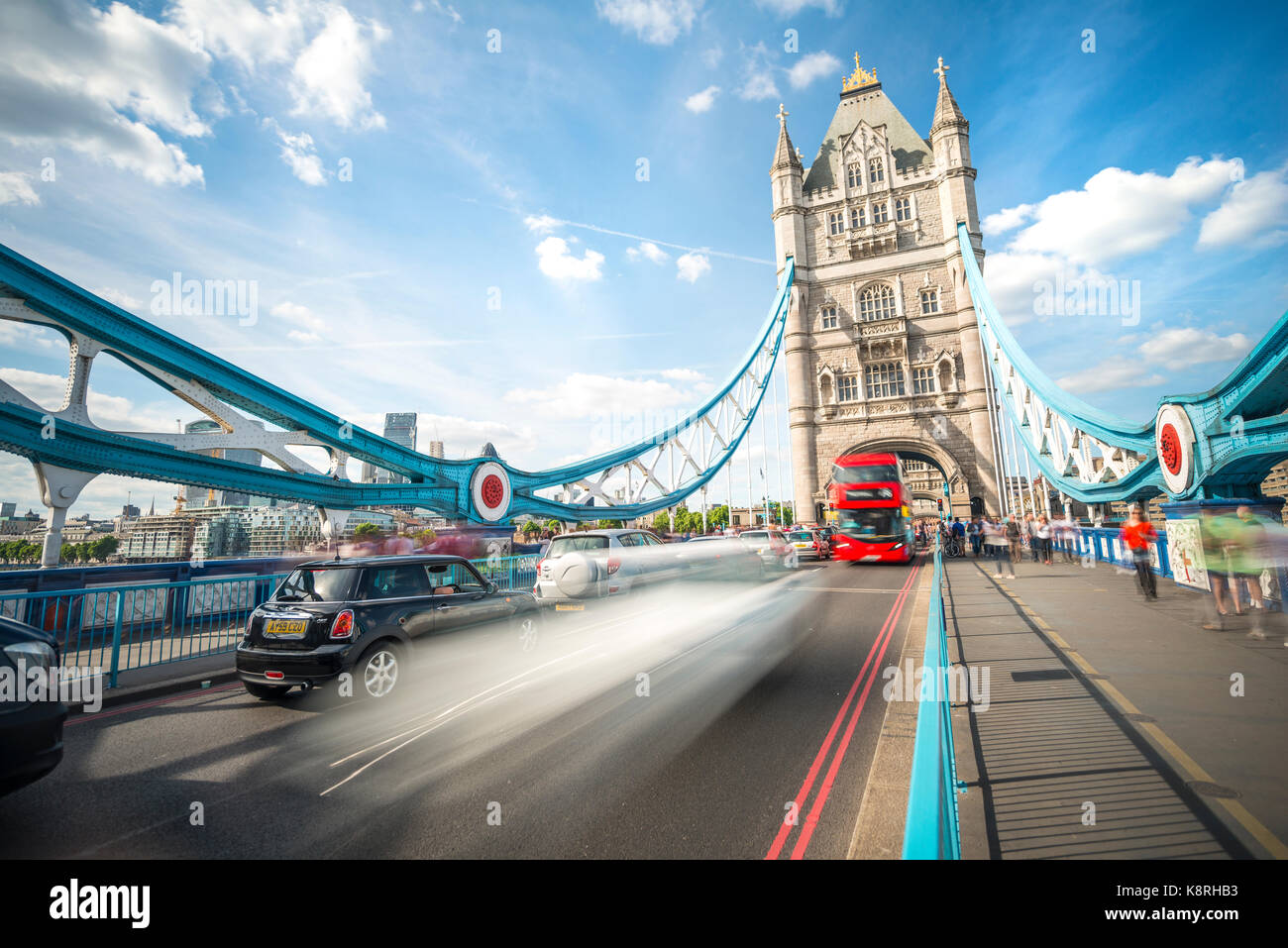 Red double-decker bus del Tower Bridge, motion blur, il Tower Bridge di Londra, Inghilterra, Gran Bretagna Foto Stock