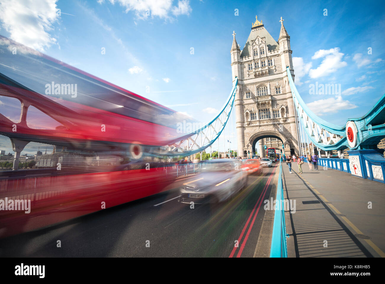 Red double-decker bus del Tower Bridge, motion blur, il Tower Bridge di Londra, Inghilterra, Gran Bretagna Foto Stock