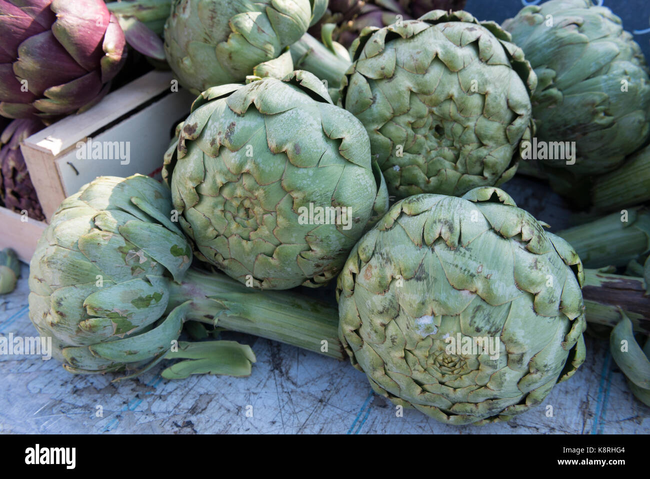 I carciofi su un mercato in stallo, Ferney Voltaire, Ain Rhône-Alpes, in Francia Foto Stock