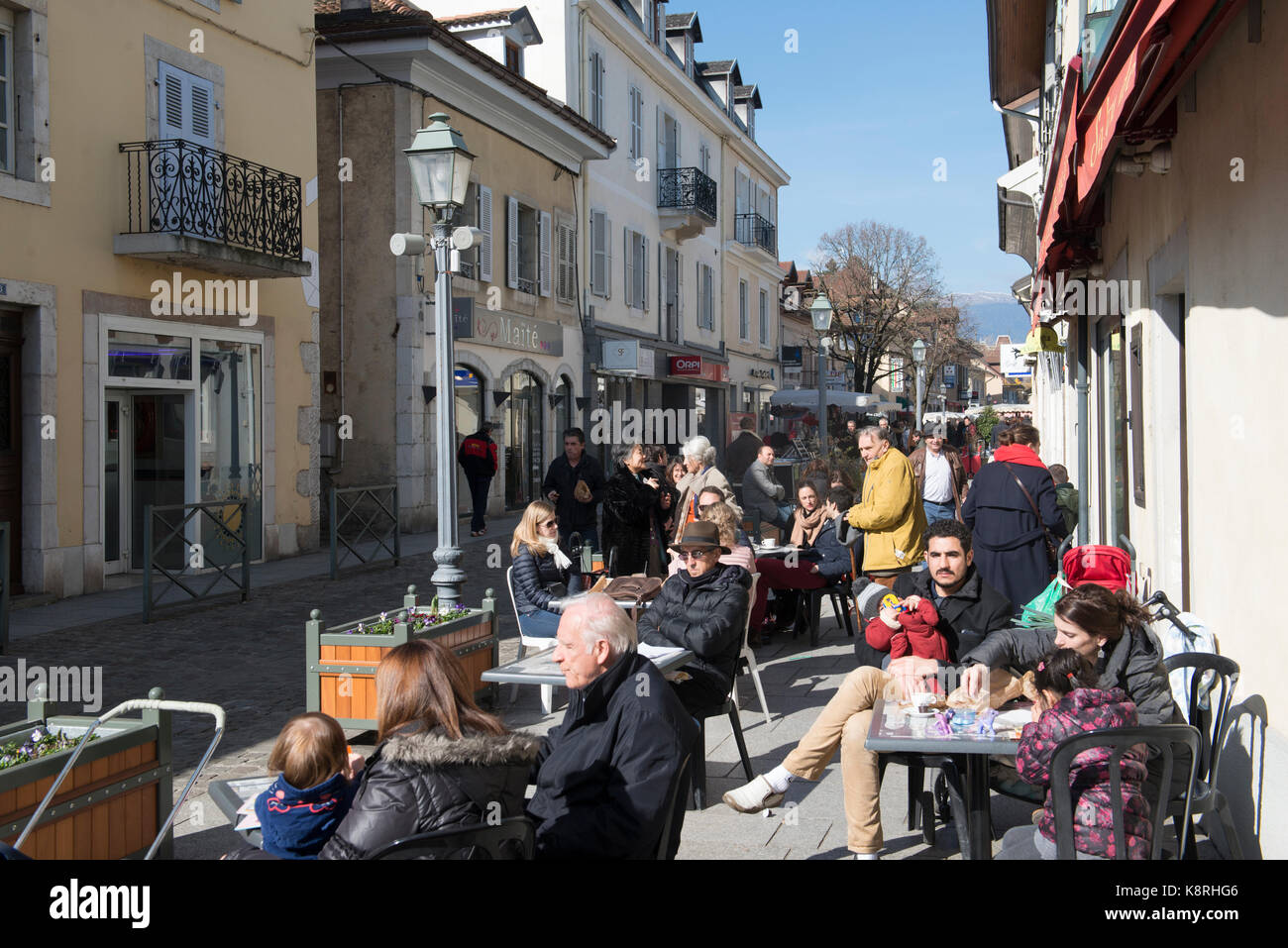 La gente seduta in una street cafe in Ferney Voltaire, Ain Rhône-Alpes, in Francia Foto Stock