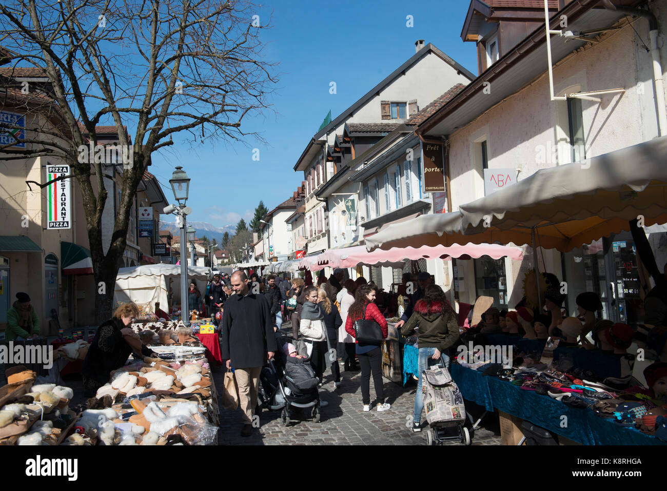 Strada del mercato di Ferney Voltaire, Ain Rhône-Alpes, in Francia Foto Stock