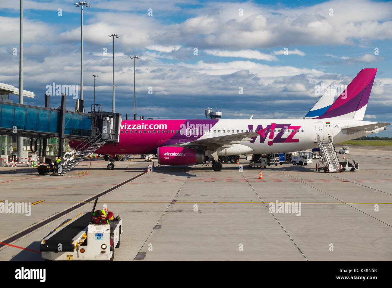 Varsavia, Polonia - 9 settembre 2017: la compagnia aerea a basso costo piano wizzair sulla pista di atterraggio per aerei a aeroporto internazionale Chopin di Varsavia Foto Stock