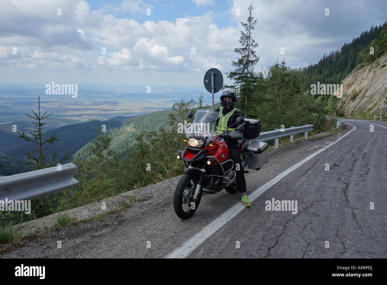 Motociclo uomo guida su transilvania regione sulla famosa strada transfagarasan. Romania agosto 2017 Foto Stock