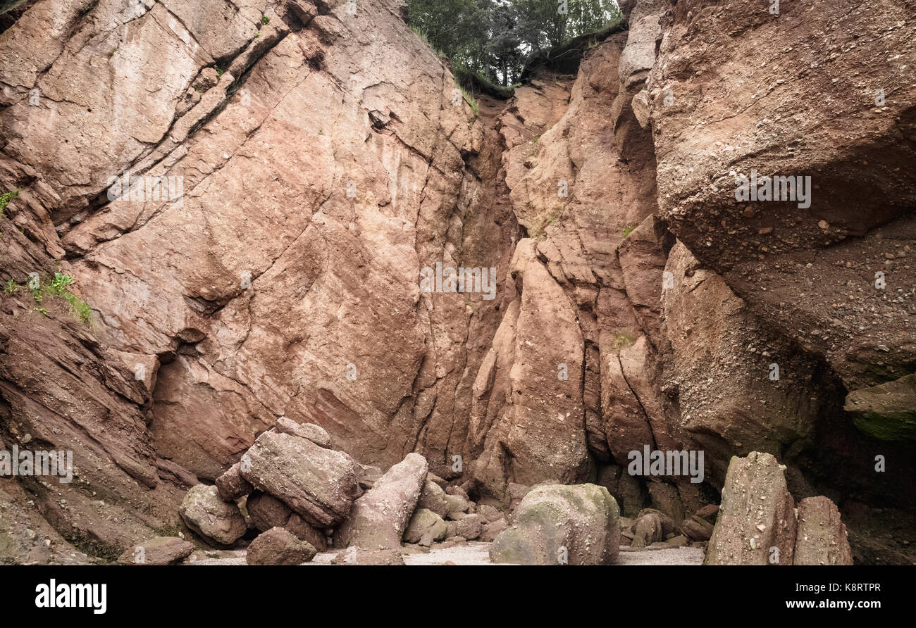 Rocce caduto alla base di una scogliera causato dalla scogliera erosione, hopewell rocks, fundy national park, la baia di Fundy, New Brunswick, Canada Foto Stock