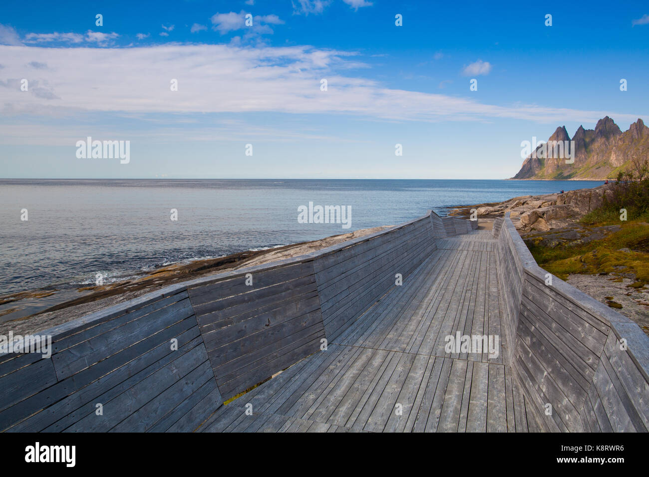 Turistica unica Boardwalk sull isola di senja,NORVEGIA Foto Stock
