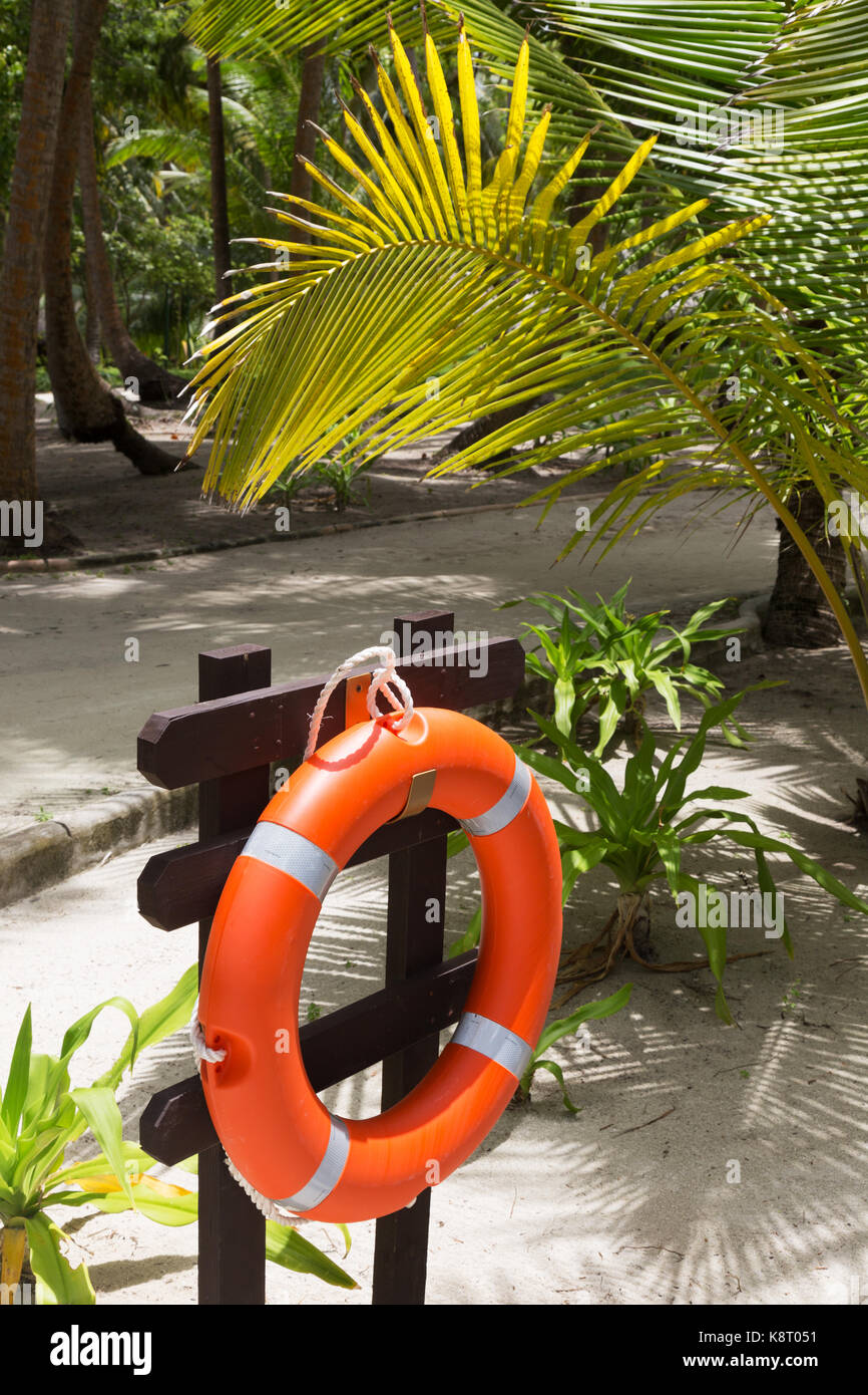 Lifebelt sulla spiaggia, Maldive, asia Foto Stock