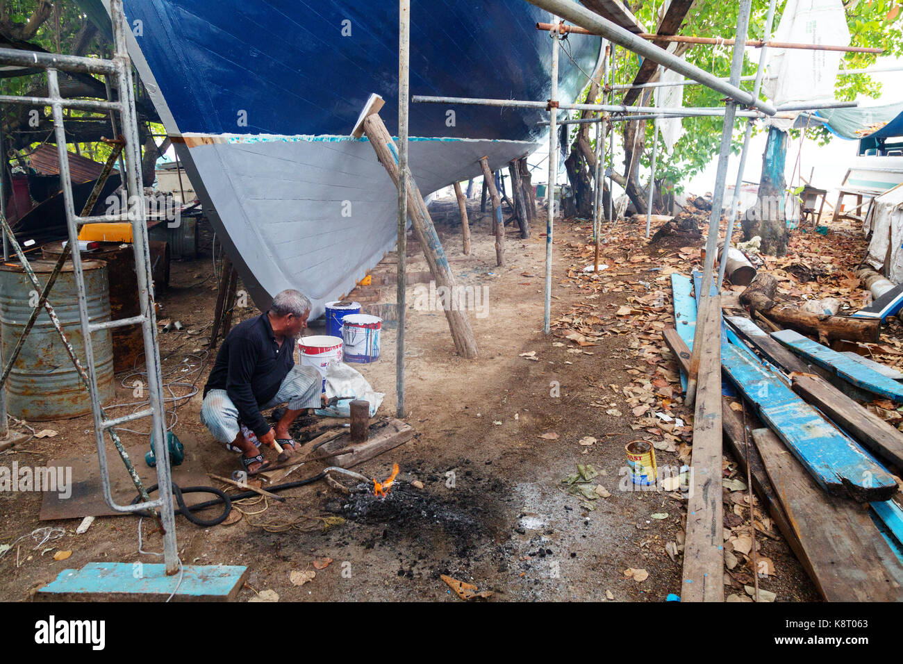 Local maldive islander pittura una barca, rasdhoo village, Maldive asia Foto Stock