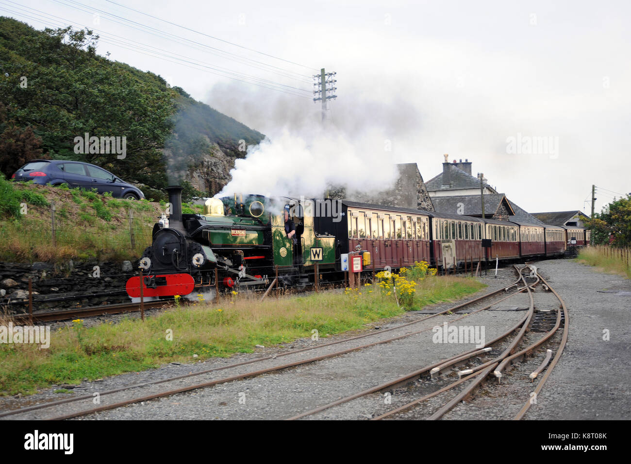 "Blanche" passando boston lodge funziona con la 18:30 porthmadog harbour - Blaenau Ffestiniog servizio. ffestiniog railway. Foto Stock