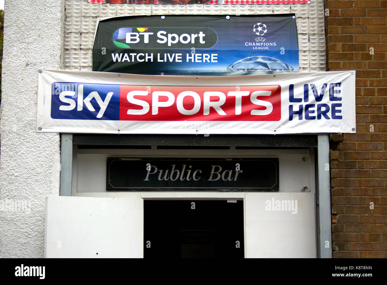 Sky Sport bt sport amano il calcio pub pubblicità guardare live banner qui Foto Stock