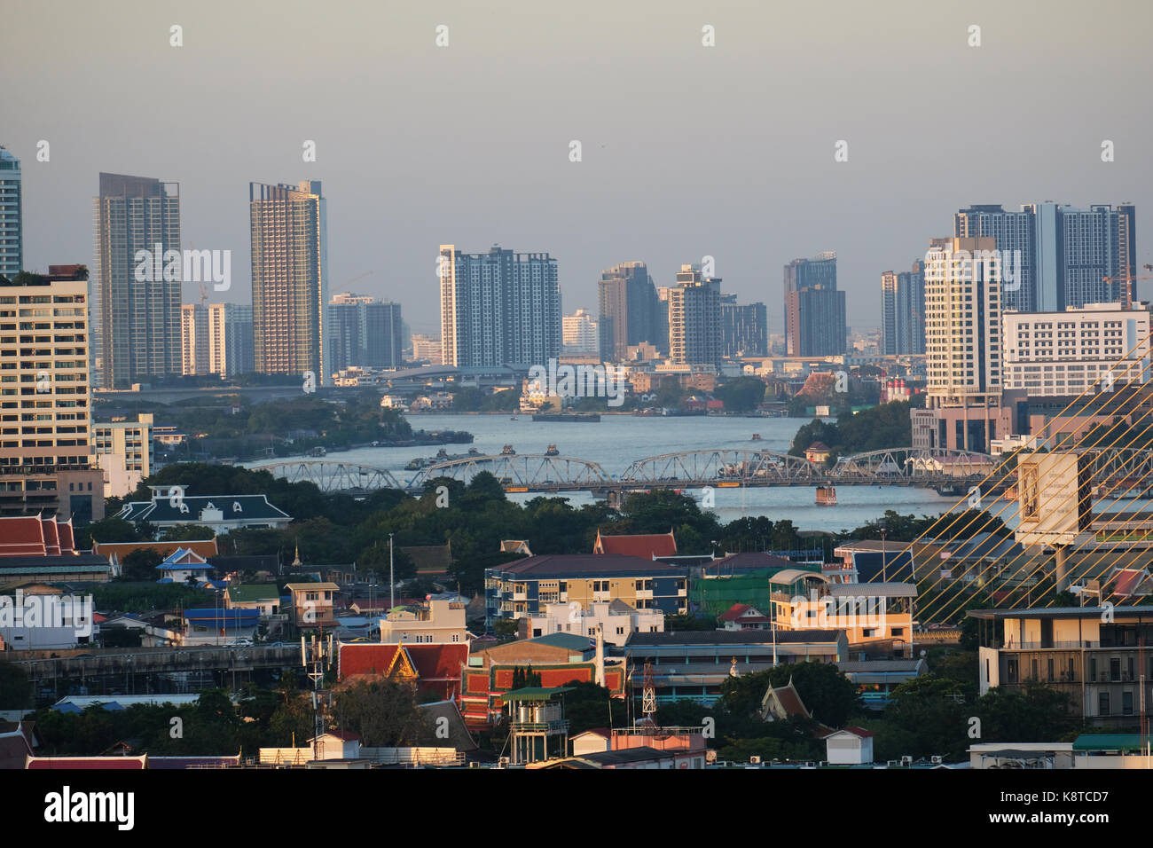 Il fiume Chao Phraya in esecuzione attraverso la città di Bangkok Foto Stock