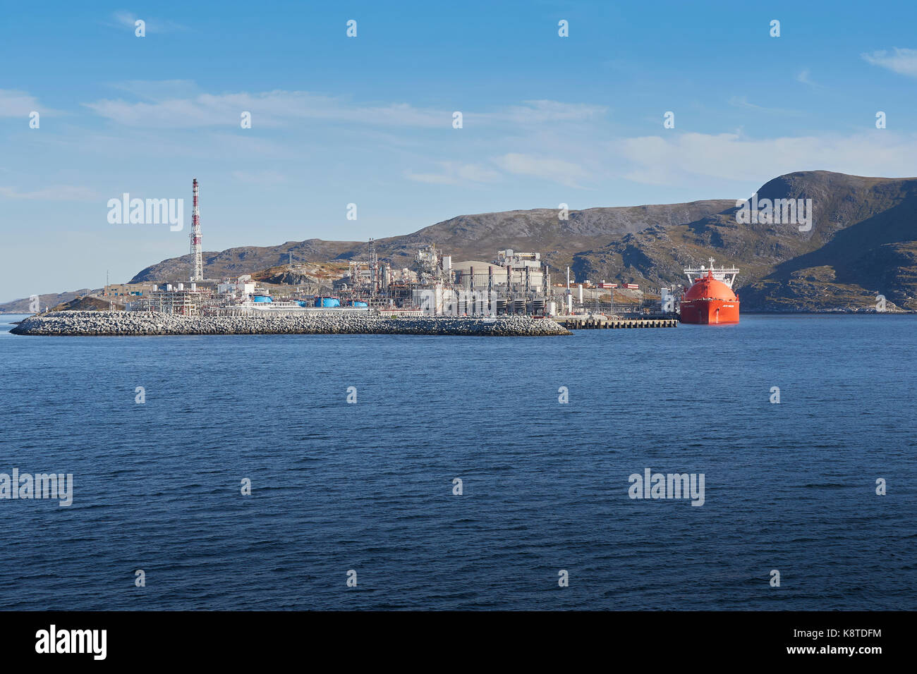 Il gas naturale liquido impianto di produzione su Melkøya Isola, Hammerfest, Norvegia con la nave da trasporto LNG, Arctic Princess Ormeggiato accanto a. Foto Stock