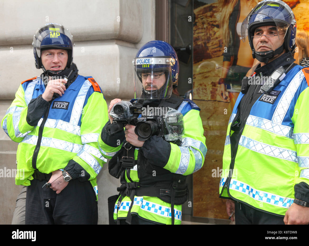 La Metropolitan Police e il pubblico durante un anti-austerità marzo. Foto Stock