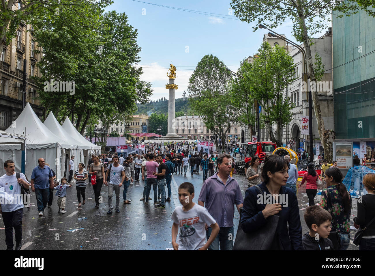 Tbilisi, Georgia, Europa orientale - Celebrazioni del giorno dell'indipendenza il 26 maggio 2015 a Rustaveli Avenue verso piazza della Libertà. Foto Stock