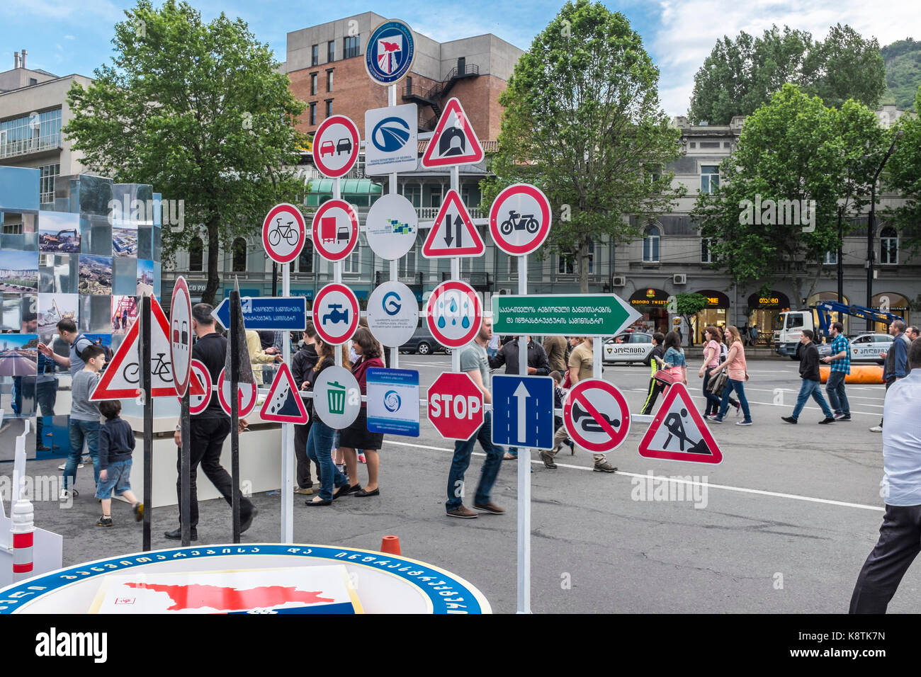 Tbilisi, Georgia, Europa orientale - segnaletica stradale visualizzazione alla celebrazioni del giorno dell'indipendenza il 26 maggio 2015. Foto Stock