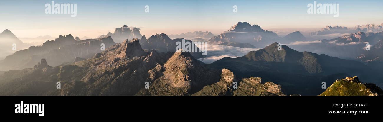 Le Dolomiti, Nord Italia. Magnifica vista all'alba dalla pensione Rifugio Lagazuoi, a 2752 m il rifugio più alto delle Dolomiti Foto Stock
