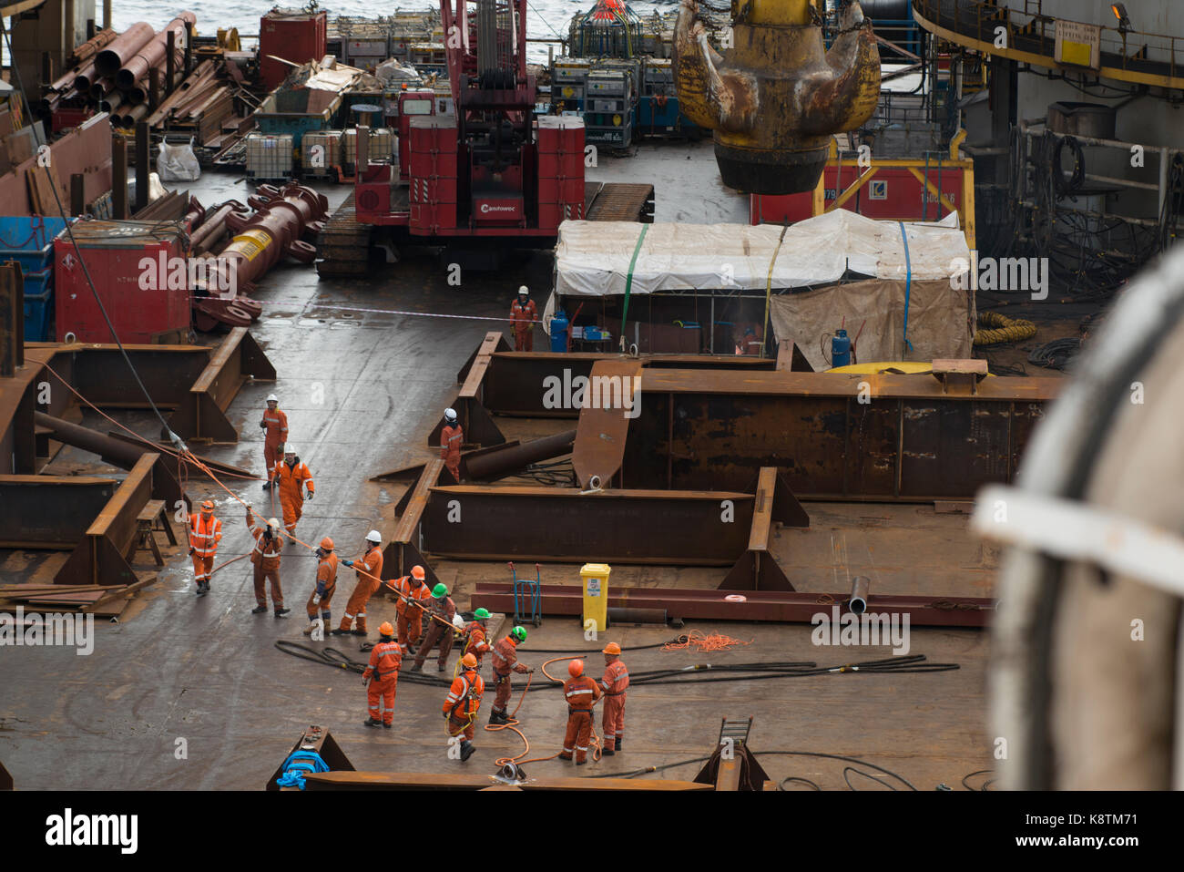 Lavoratori sul ponte della Saipem s7000 sollevamento pesante nave, tirando una corda. Credito: lee ramsden / alamy Foto Stock