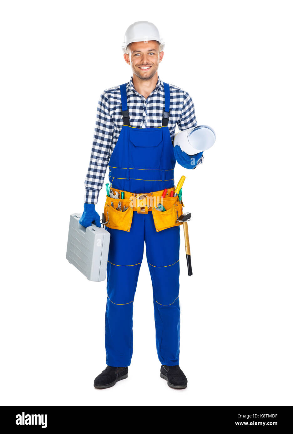 A piena lunghezza Ritratto di felice lavoratore edile in uniforme con toolbox e disegni isolati su sfondo bianco Foto Stock